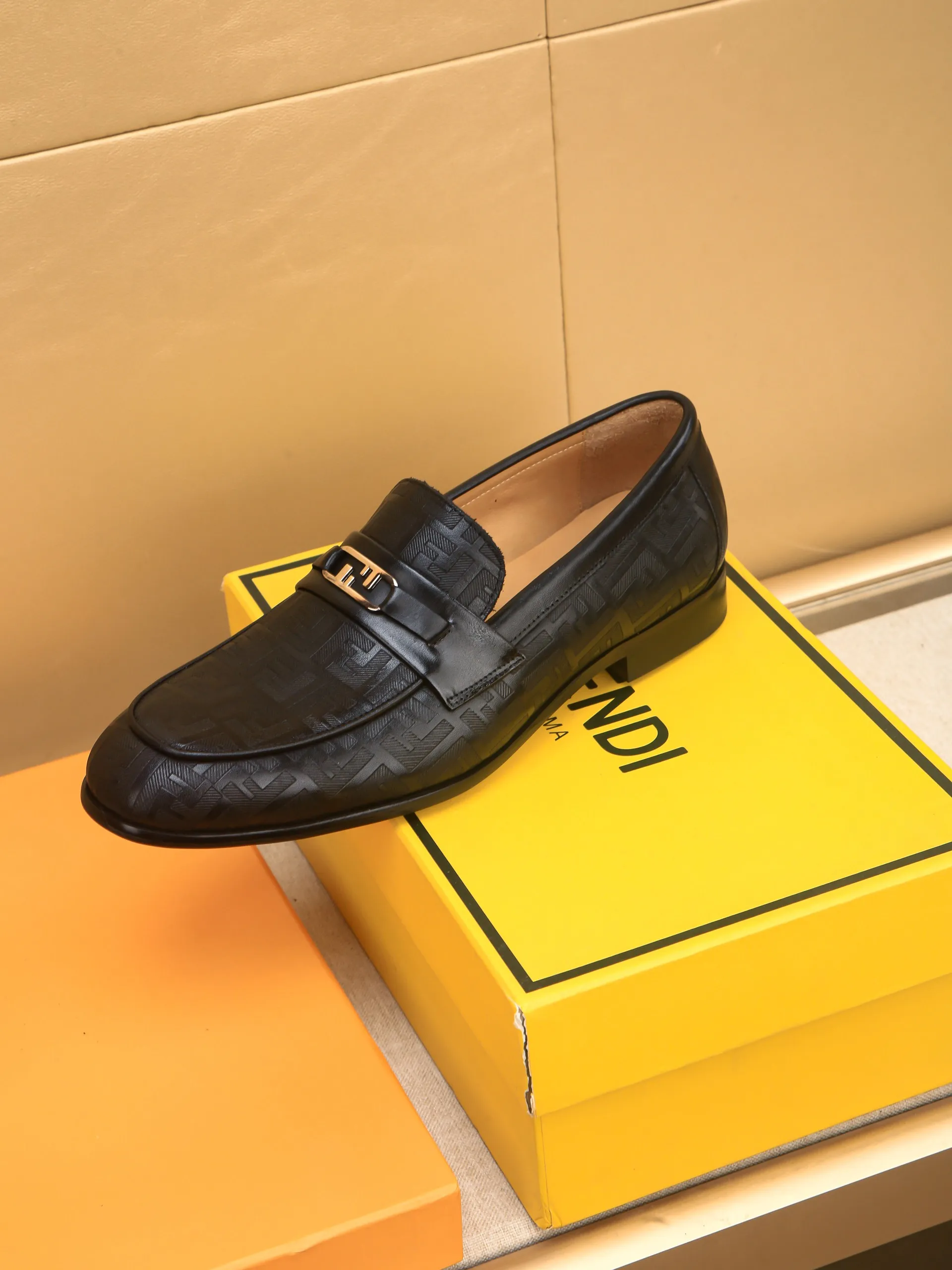 Men's shoes💰460 🕷🕷【FENDI】The latest men's formal leather shoes🇨🇳Classic series not to be missed💯The first layer is made of imported first-layer cowhide☘Original quality, the leather is smooth and delicate🎋Awesome version, perfect streamlined outline🍇🐮Leather lining, code number 39-44...(customized at 38.45.46.47)